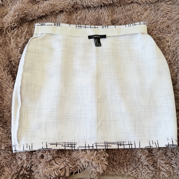 Forever 21 Black white abstract grid print mini fitted skirt - Picture 7 of 9